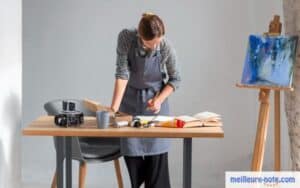 une femme dessine dans un studio