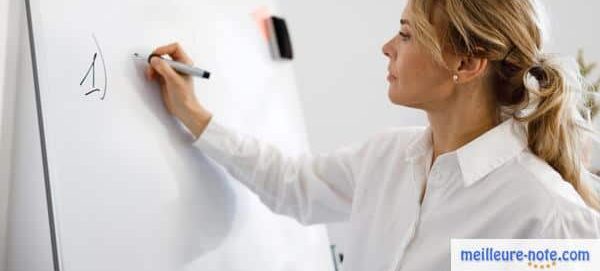une femme écrit sur un tableau magnétique