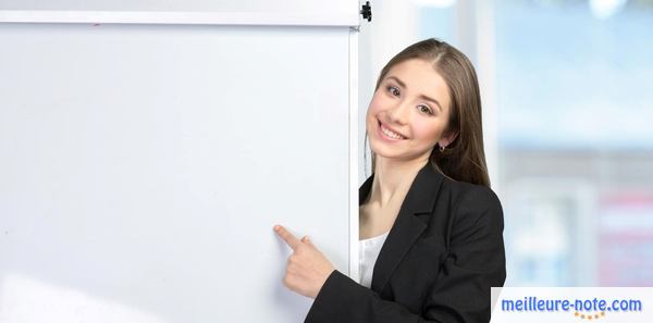 une femme près du tableau blanc