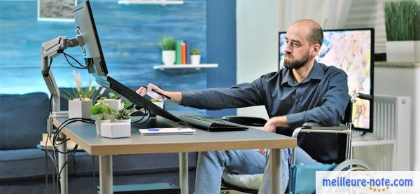 un homme qui travaille dans son bureau