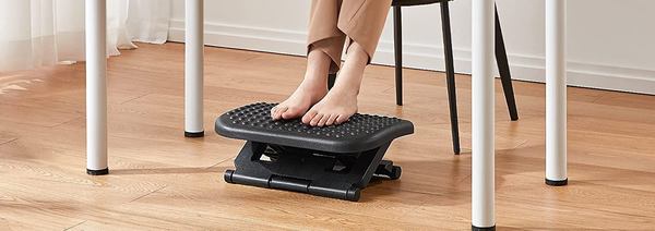 Les pieds nus d'une femme sur un repose-pied