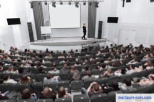 une grande salle de conférence