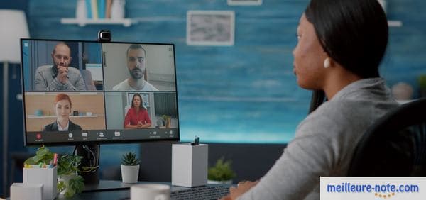 Une femme en visio conférence avec ses collègues