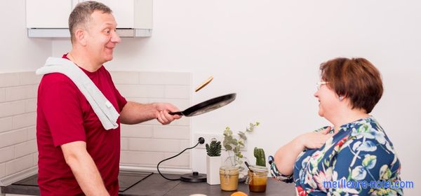 Une couple qui fait une crêpe