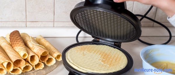 Une crêpière électrique et des crêpe cuits