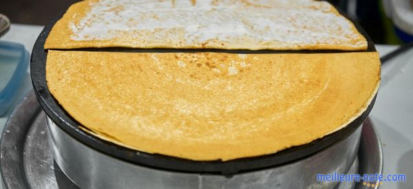 Une crêpière électrique et des crêpe