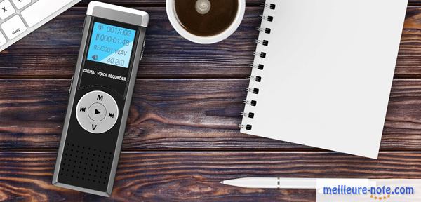un dictaphone et un carnet avec un stylo