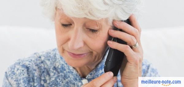 Une femme âgée passe un appel