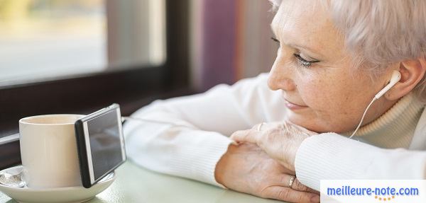 Une femme âgée qui regarde une vidéo