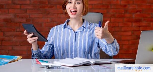 une femme avec son calculatrice