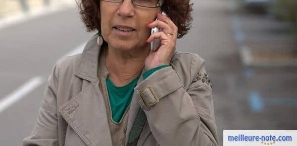 Une femme qui téléphone dans la rue