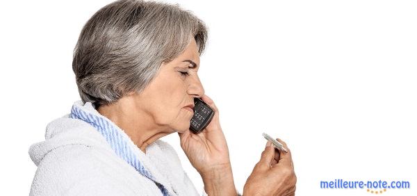 Une femme senior qui contacte son médecin