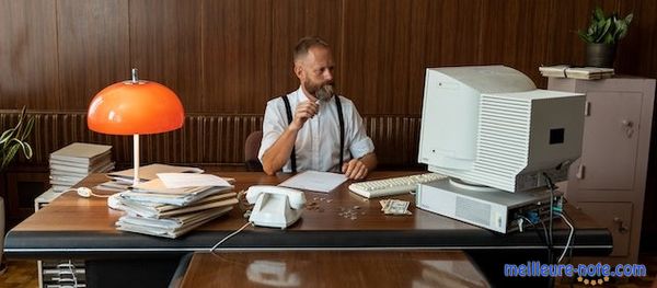 Un homme qui est sur le bureau