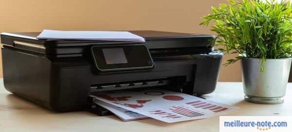 une imprimante sur une table de bureau