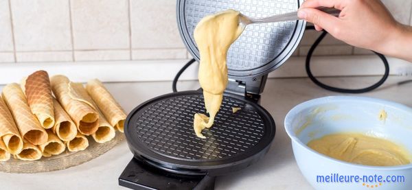 Une cuillère et une crêpière électrique