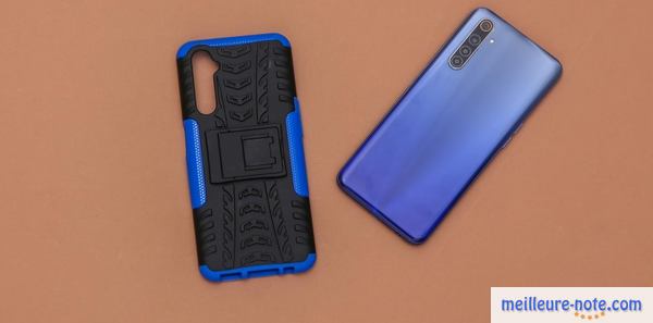 un smartphone bleu et un étui