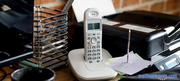 Un téléphone fixe sur le bureau