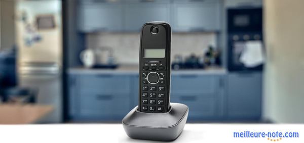 un téléphone fixe dans la cuisine