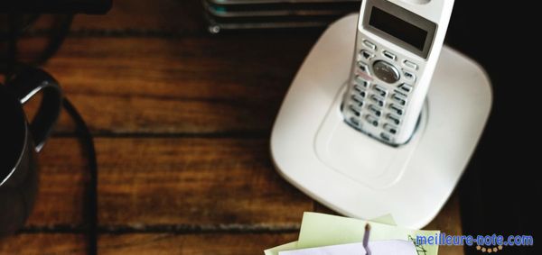 Un téléphone fixe sur la table