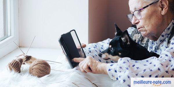 Une vieille femme qui utilise un smartphone avec étui