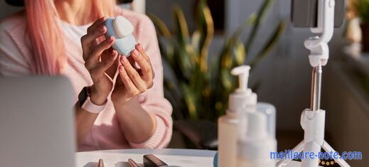 Une table coiffeuse avec une femme qui tient une brosse