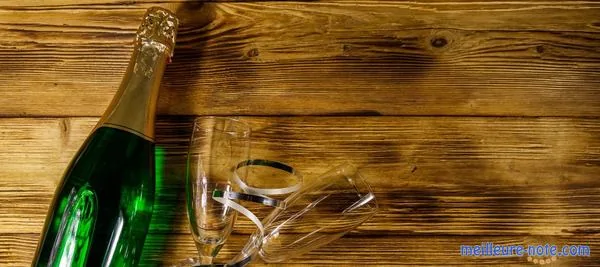 une bouteille de crémant et deux verre
