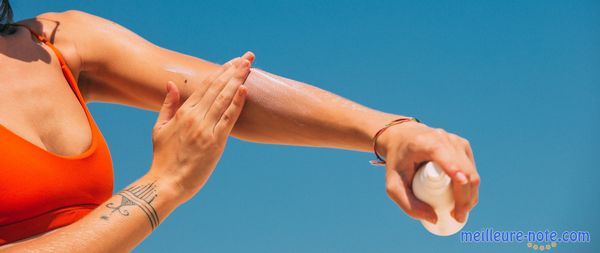 Une femme qui utilise la crème solaire