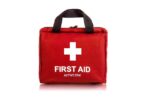 une trousse de premiers secours rouge