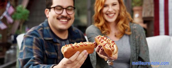 Une couple qui mange des hot-dog