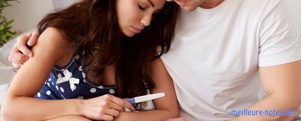 Un couple attend un test de grossesse