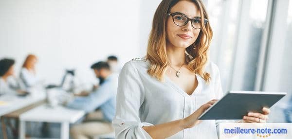 Une femme élégante tie nt une tablette