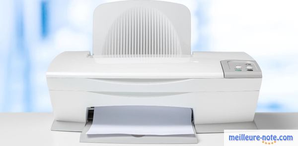 une imprimante blanche est placée sur la table