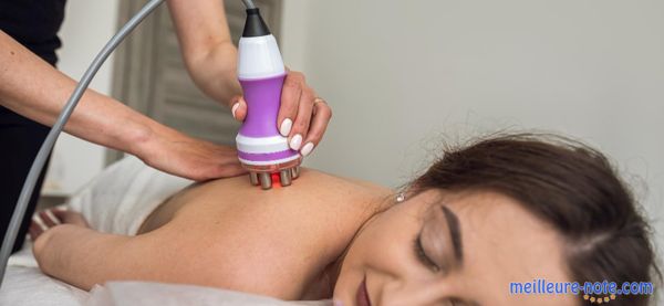 Une femme qui fait du massage avec un appareil