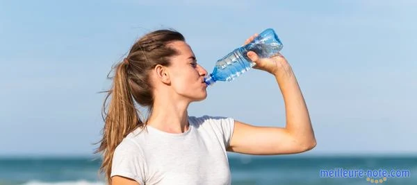 une femme boit de l'eau