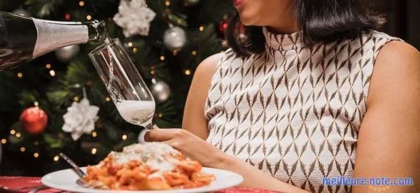une femme prend son verre