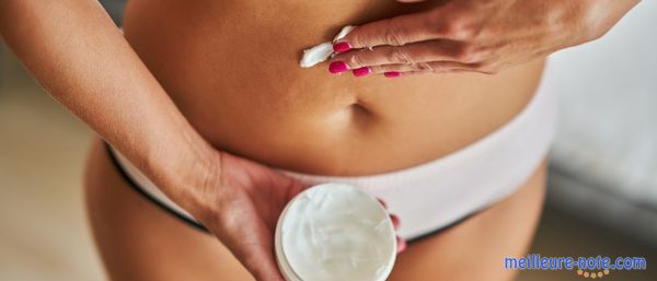 Une femme qui applique une crème anti cellulite 