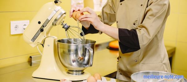 une femme fait son gâteau