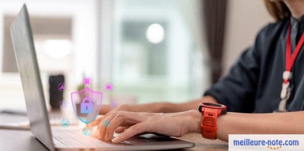 main d'une femme qui installe un antivirus