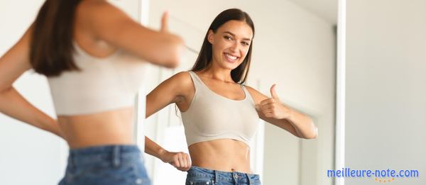 une femme souriante au miroir