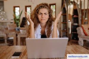 Une femme qui panique devant son ordinateur portable