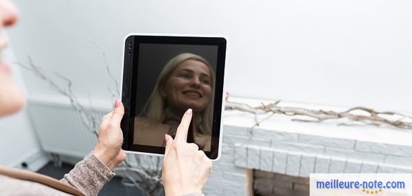 Une femme qui prend une photo avec une tablette