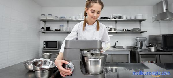 une femme utilise un robot pâtissier 