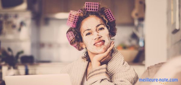 Une femme très souriante