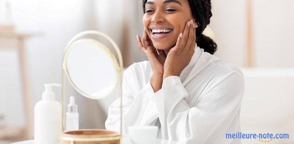 Une demoiselle qui sourie en regardant sur le miroir 