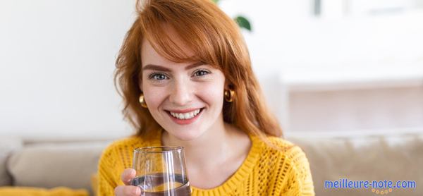 une femme tenait un verre d'eau