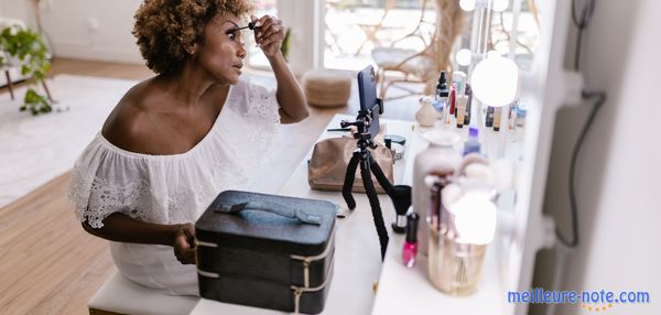 Une femme qui fait son make-up