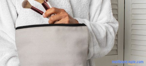 Une jolie trousse de maquillage gris