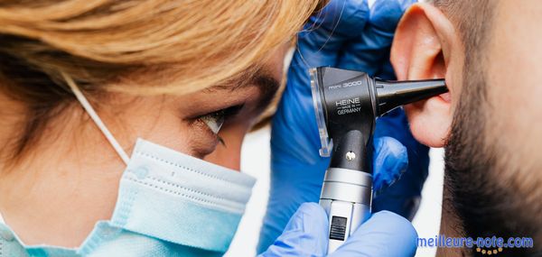 Une docteur qui consulte un patient 