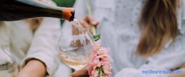 Une femme qui tient un verre