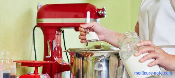 une femme fait un gâteau avec un robot pâtissier 